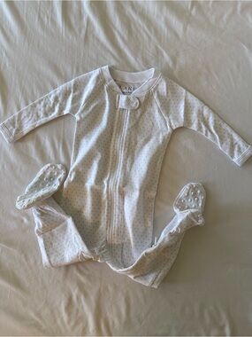 LAKE Baby Footed One-Piece Sleepwear in Light Ivory with Tiny Dots